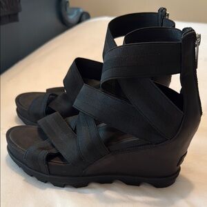 Sorel Joanie II Black Wedge Sandals worn once. Perfect condition Size 8.5